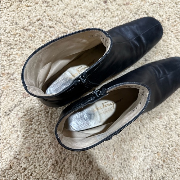 Salvatore Ferragamo Elegant Black Leather Ankle Boots - Picture 7 of 8